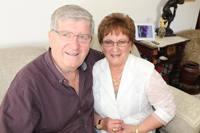 Flip en Rina slaan saam trom